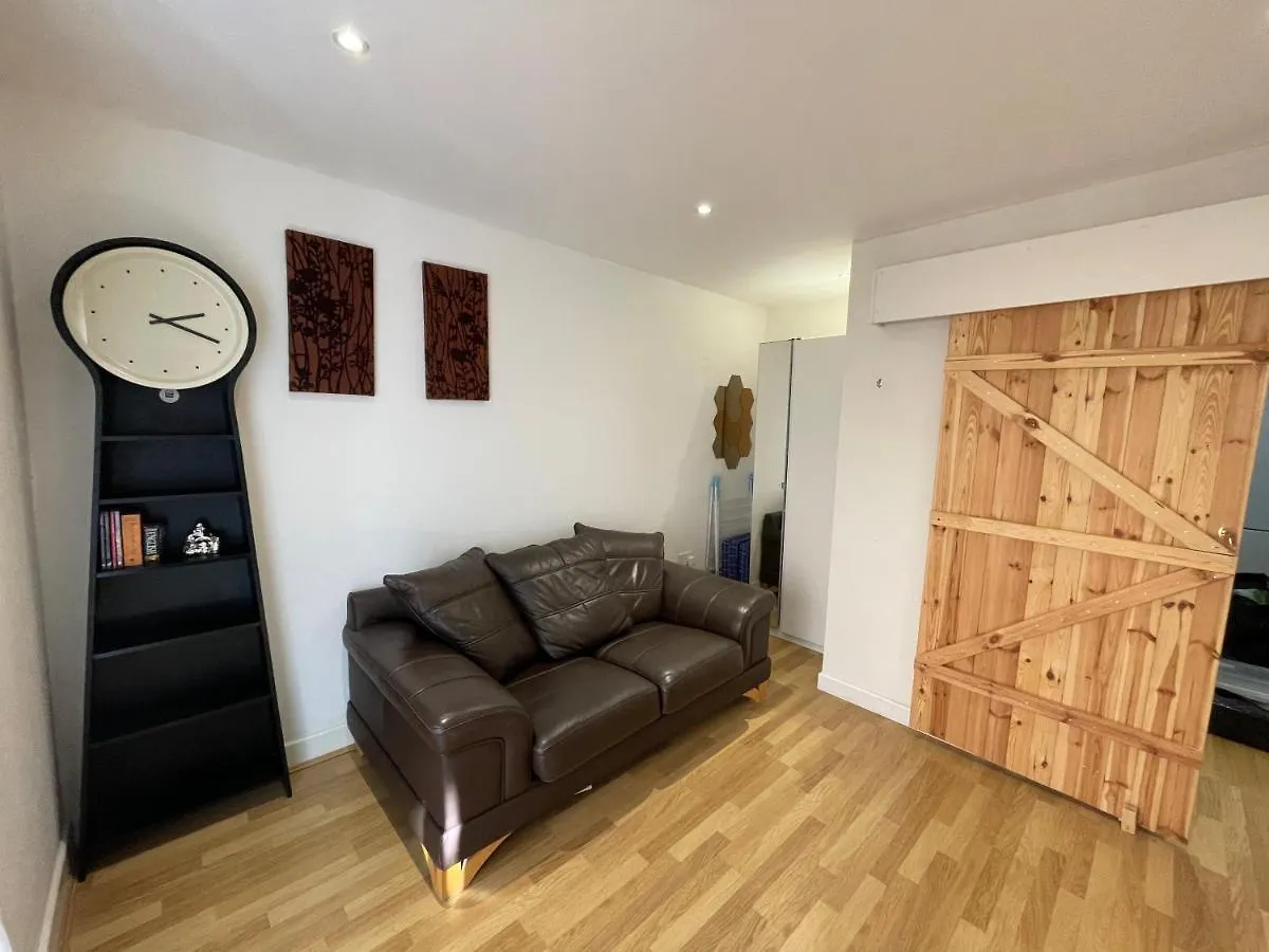 Entire Town Centre 2 Bedroom Apartment Very Close To Beach Bournemouth